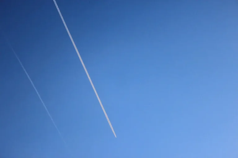 Avion dans le ciel