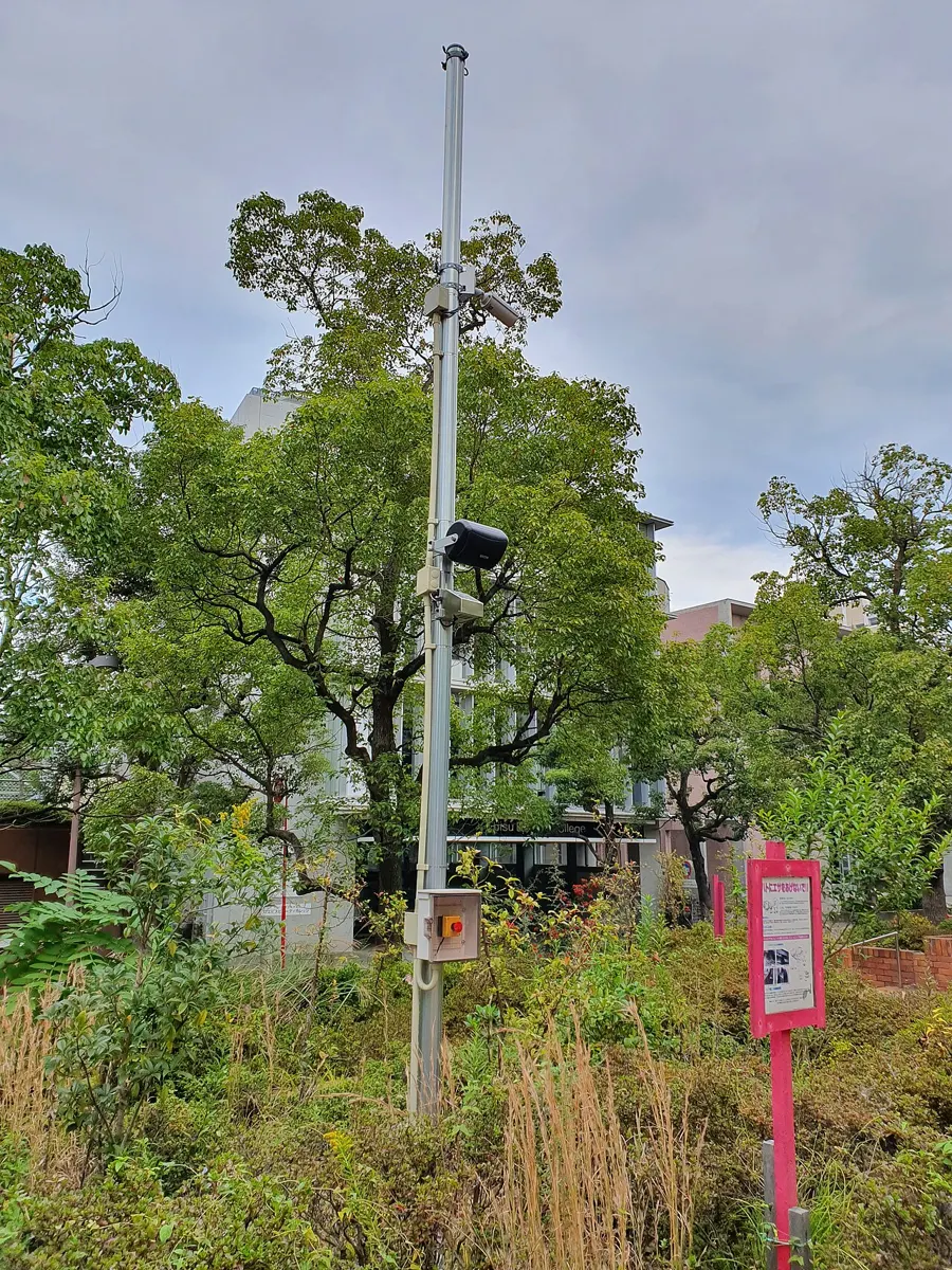 Caméra de surveillance fixée au mur