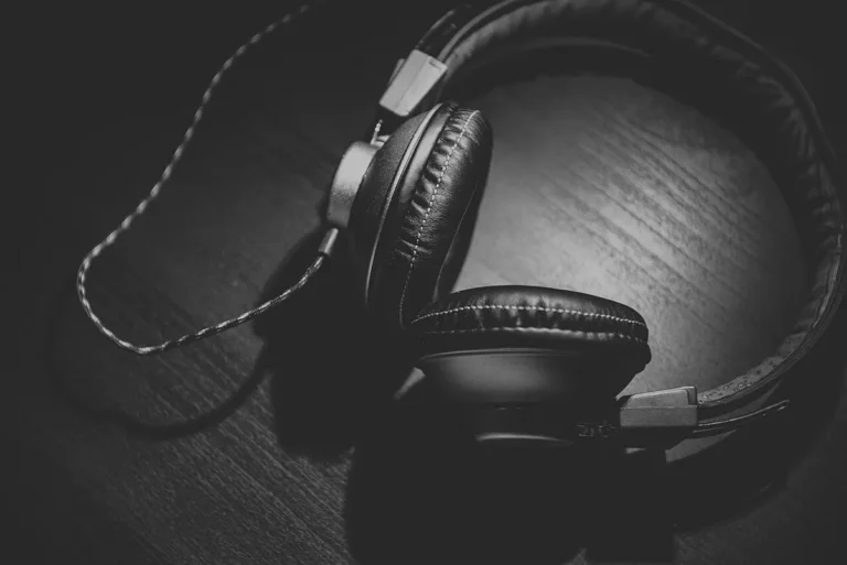 Casque audio posé sur une table