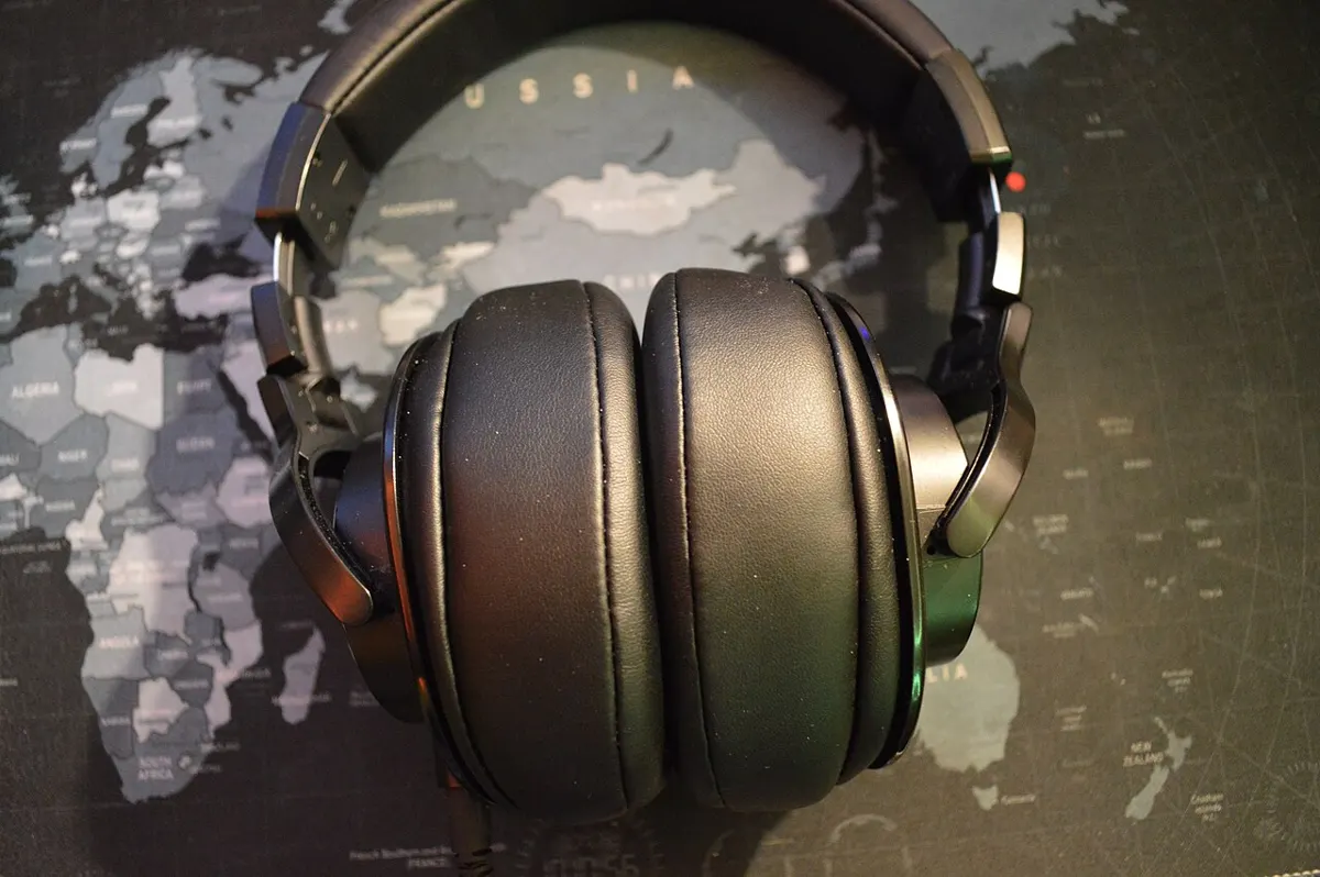 Casque audio posé sur une table