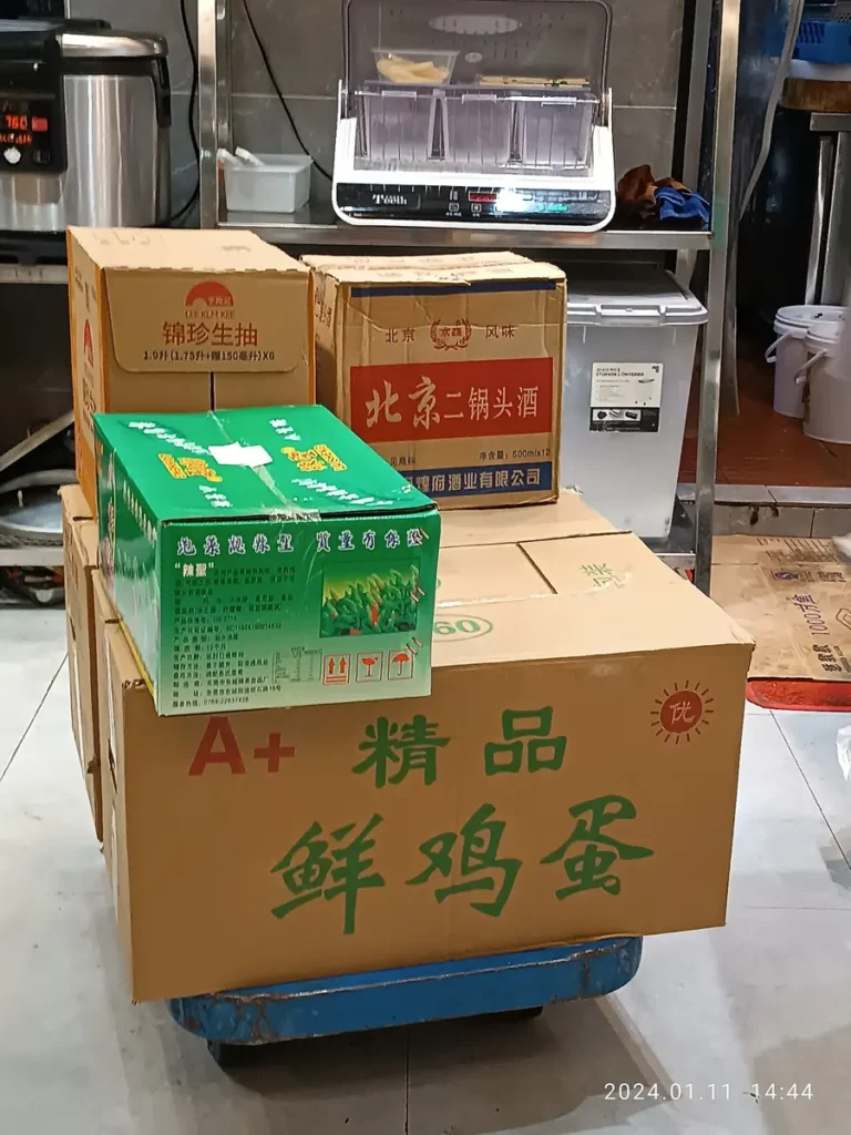 Colis en carton prêts à être expédiés