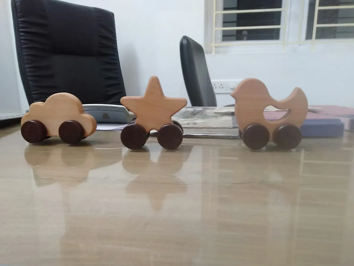 Jouets en bois colorés