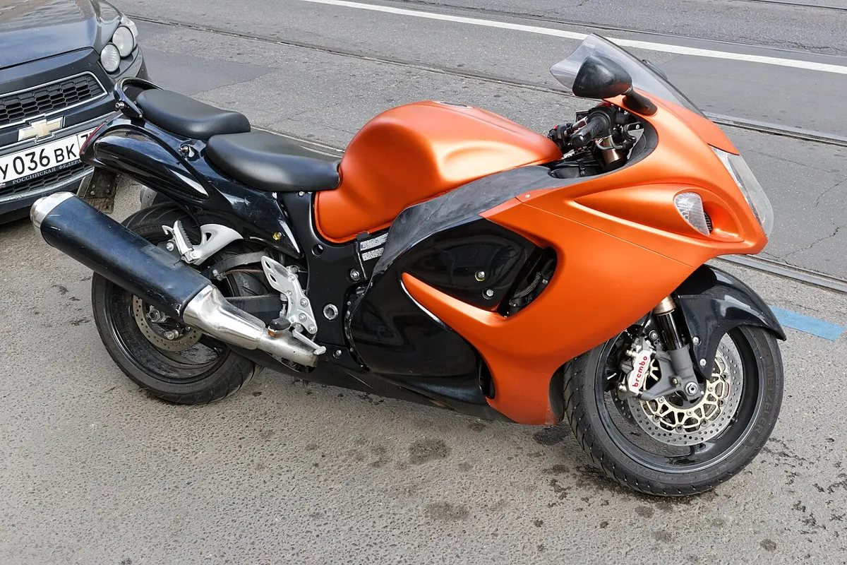 Moto garée au bord de la route