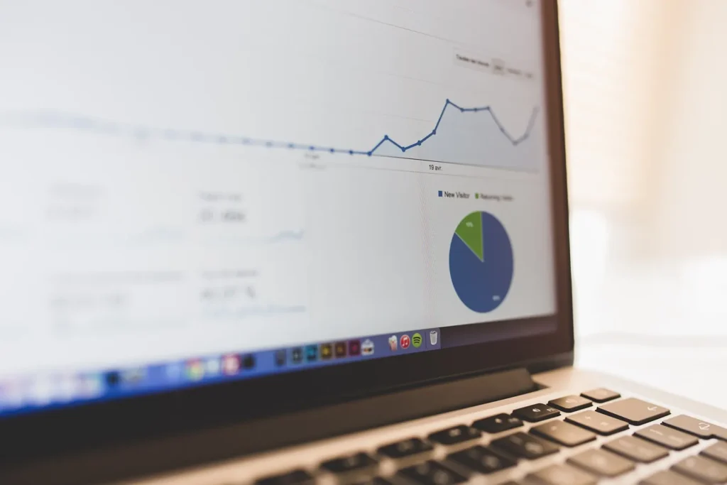 Ordinateur portable affichant des courbes de statistiques