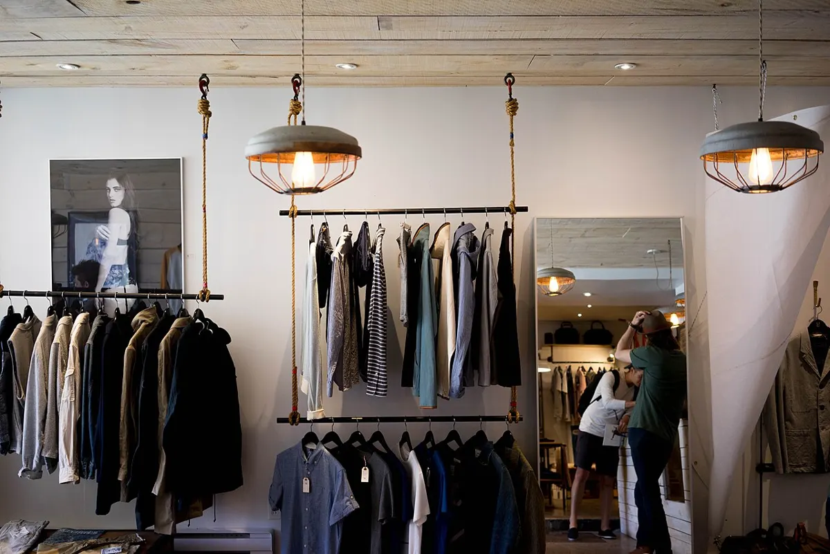 Portant de vêtements en boutique