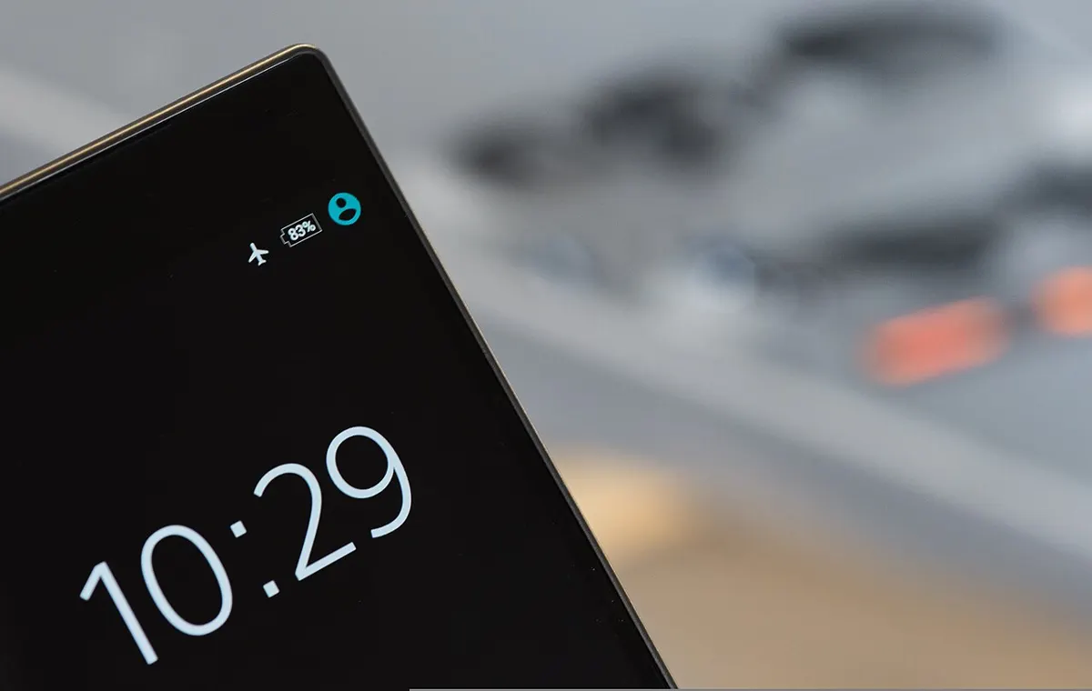 Smartphone posé sur une table